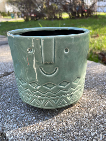 Footed friendly face pot 4.9d 4.3h